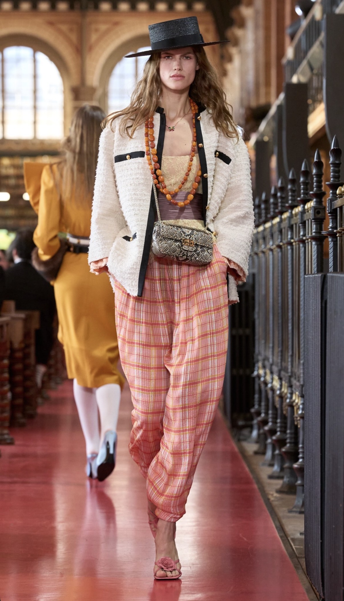 Balloon pants de cuadros con chaqueta blanca