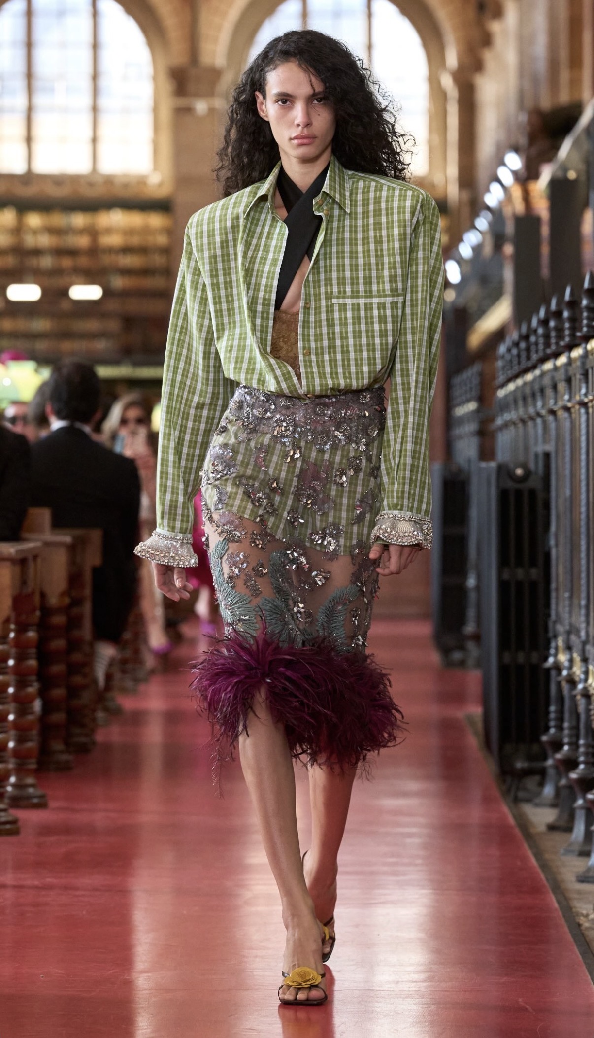 Falda de pedrería y plumas con camisa verde de cuadros
