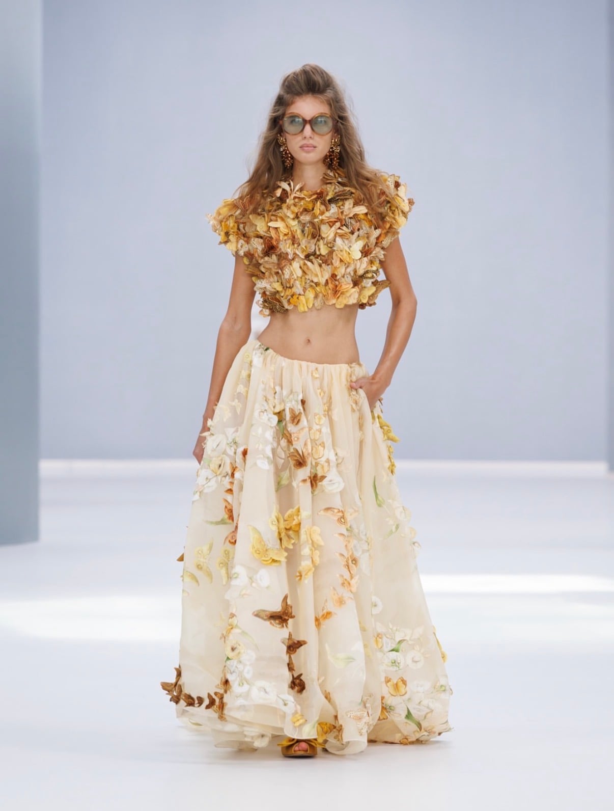 Falda de organza con mariposas bordadas y top lleno de mariposas amarillas