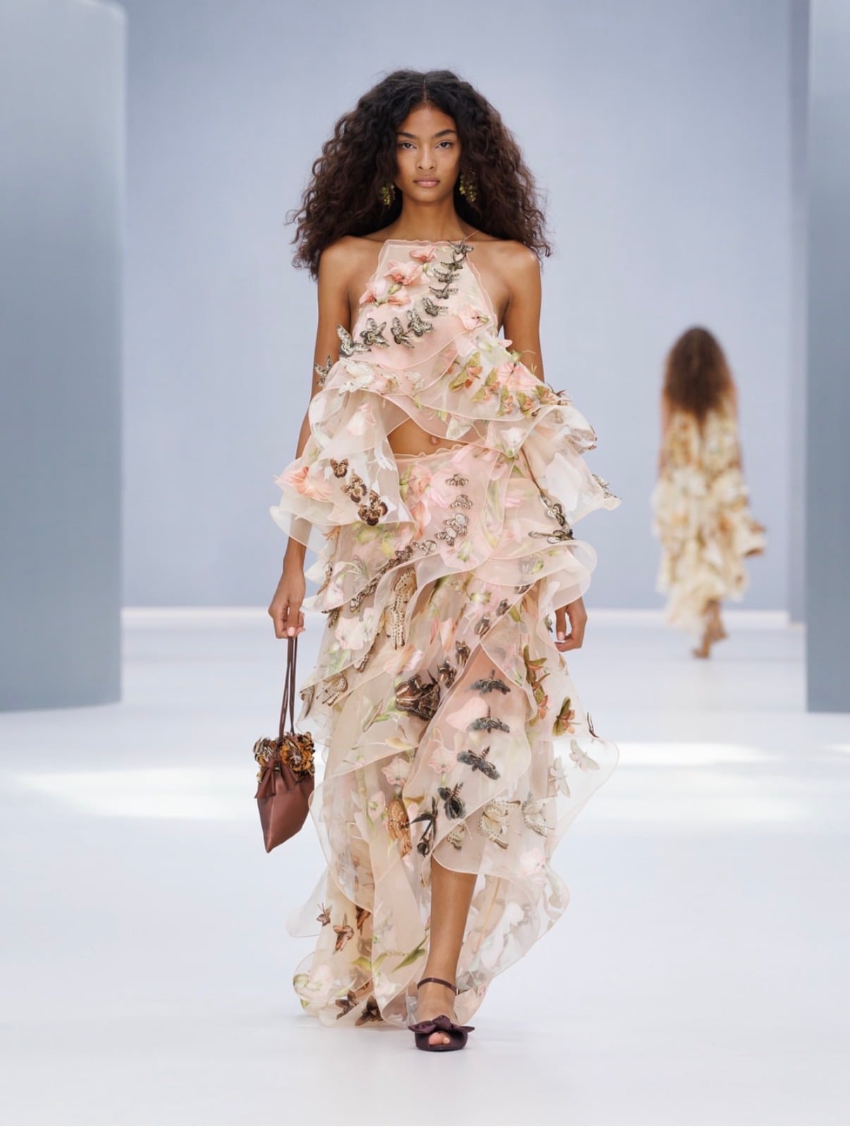Vestido de organza semitransparente rosa claro con Olanes y mariposas bordadas Zimmermann
