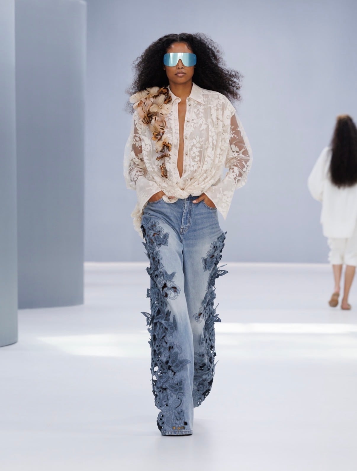 Pantalones denim con mariposas y camisa blanca de encaje con flores