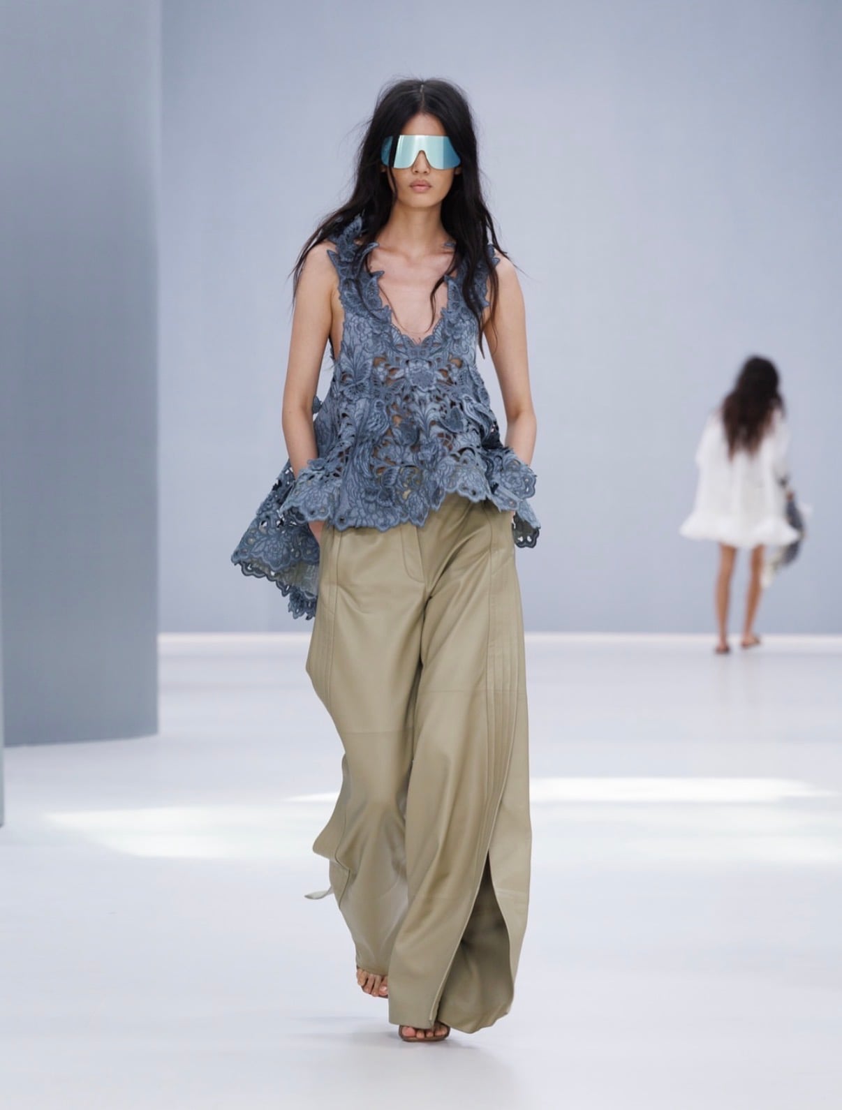 Pantalones de piel beige con blusa denim escotada bordada de flores Zimmermann