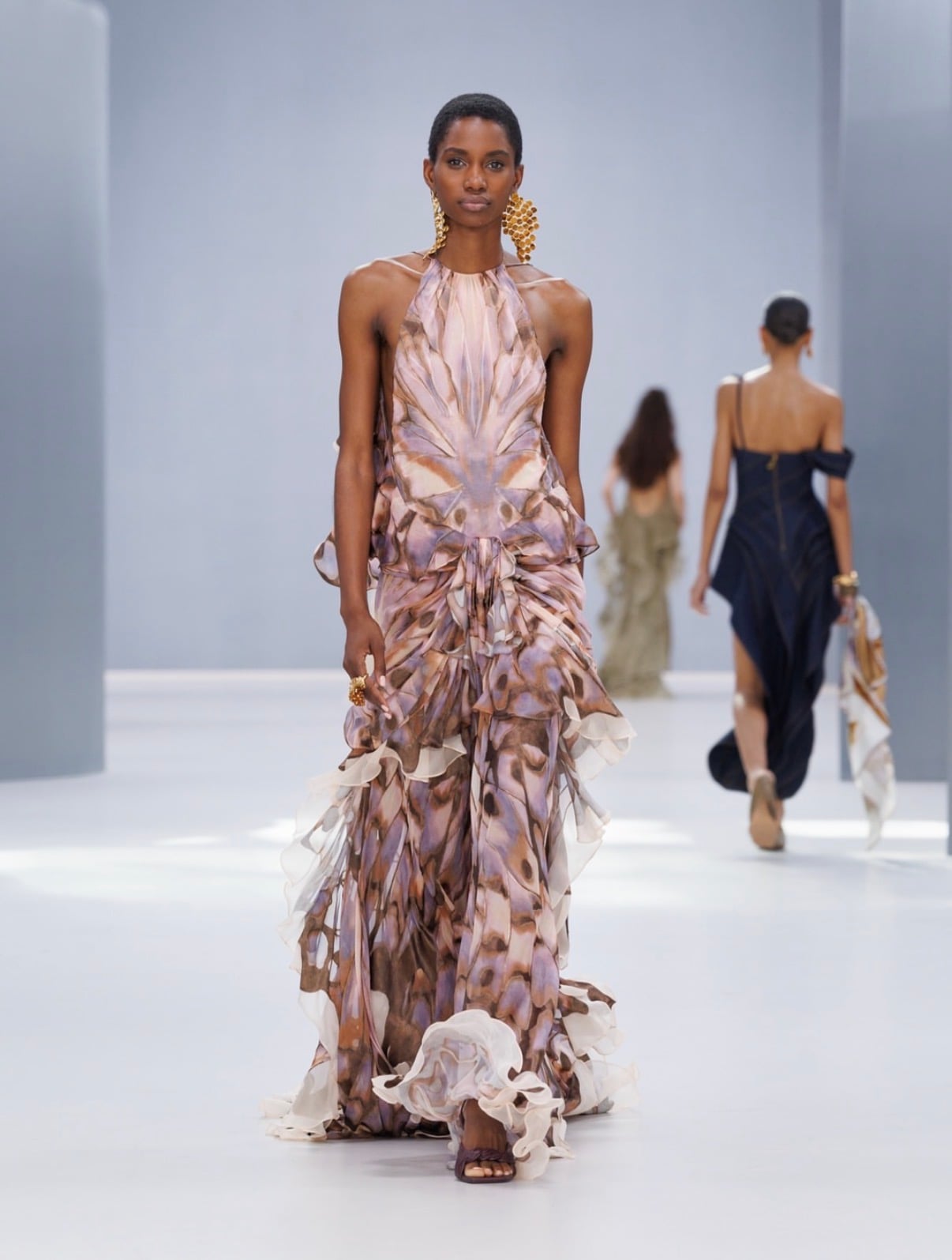 Vestido lila con rosa y café fluido con estampado de mariposa y Olanes Zimmermann
