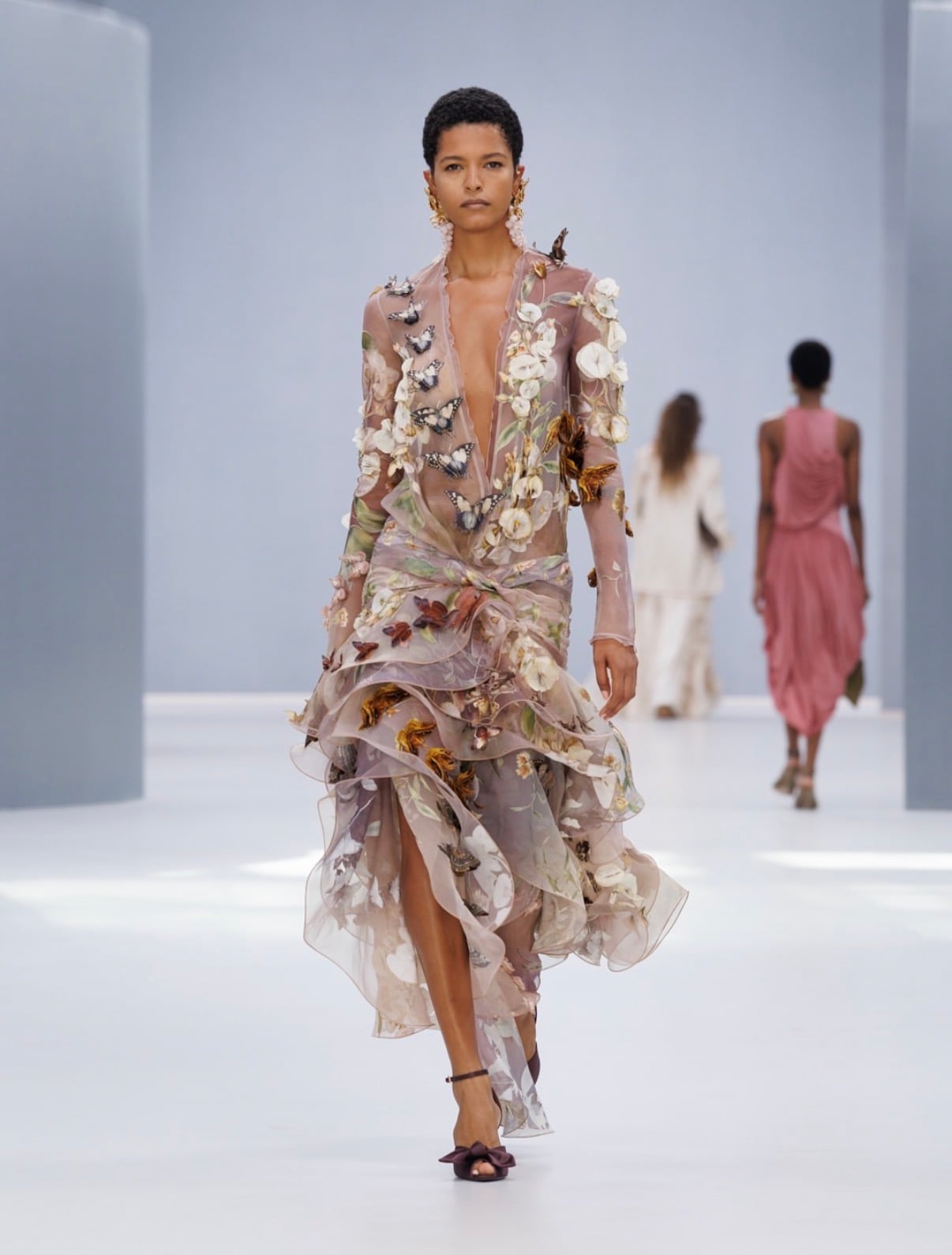 Modelo con vestido bordado de mariposas y flores Zimmermann