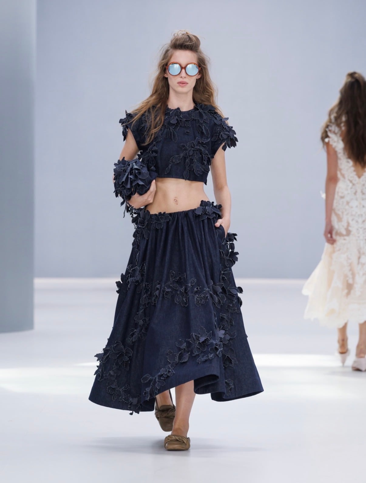 Conjunto de top y falda denim bordada con flores Zimmermann
