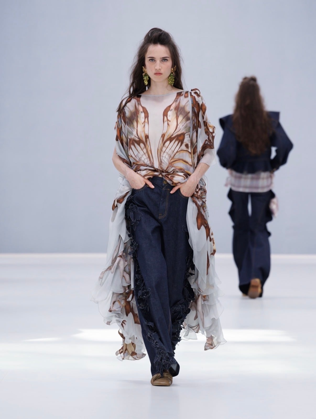 Jeans con flores a los lados y blusa de organza estampada de mariposa larga