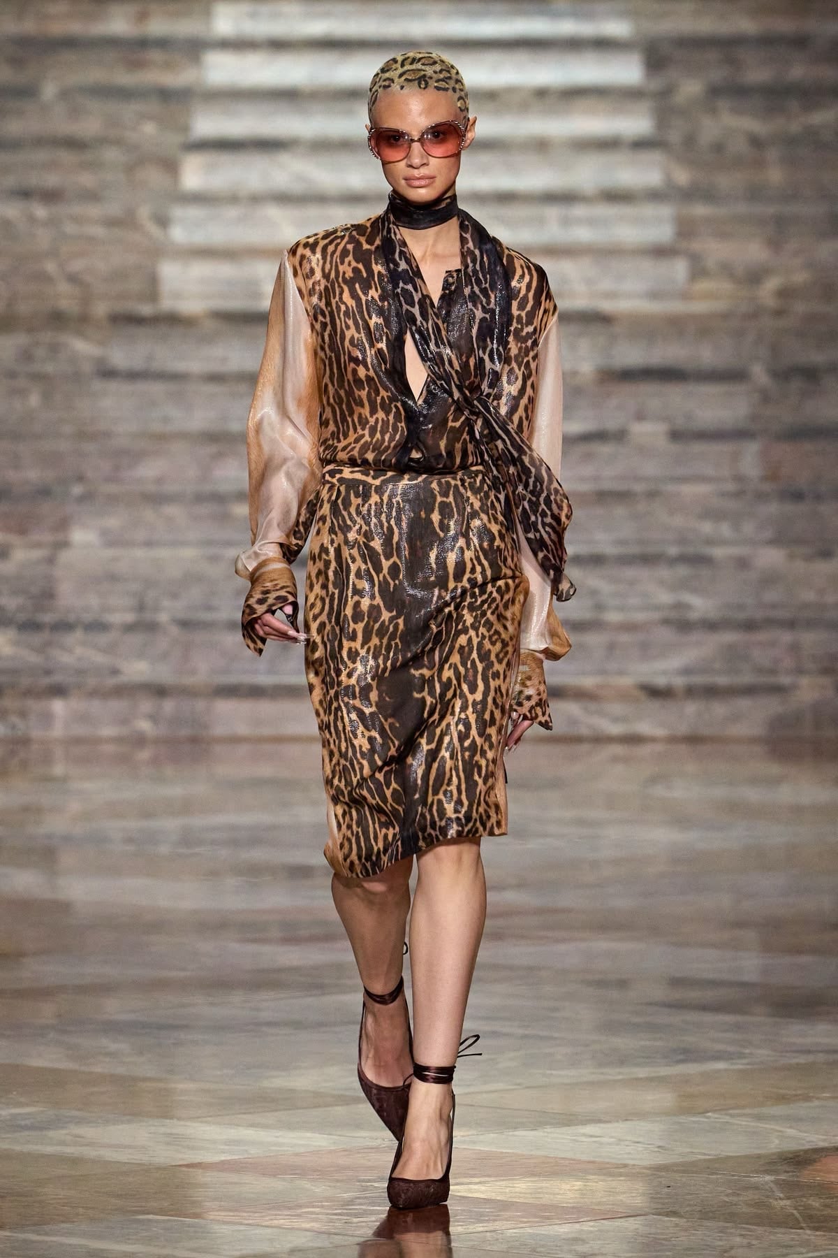Paris Fashion Week, modelo con top y falda en conjunto estampado de leopardo