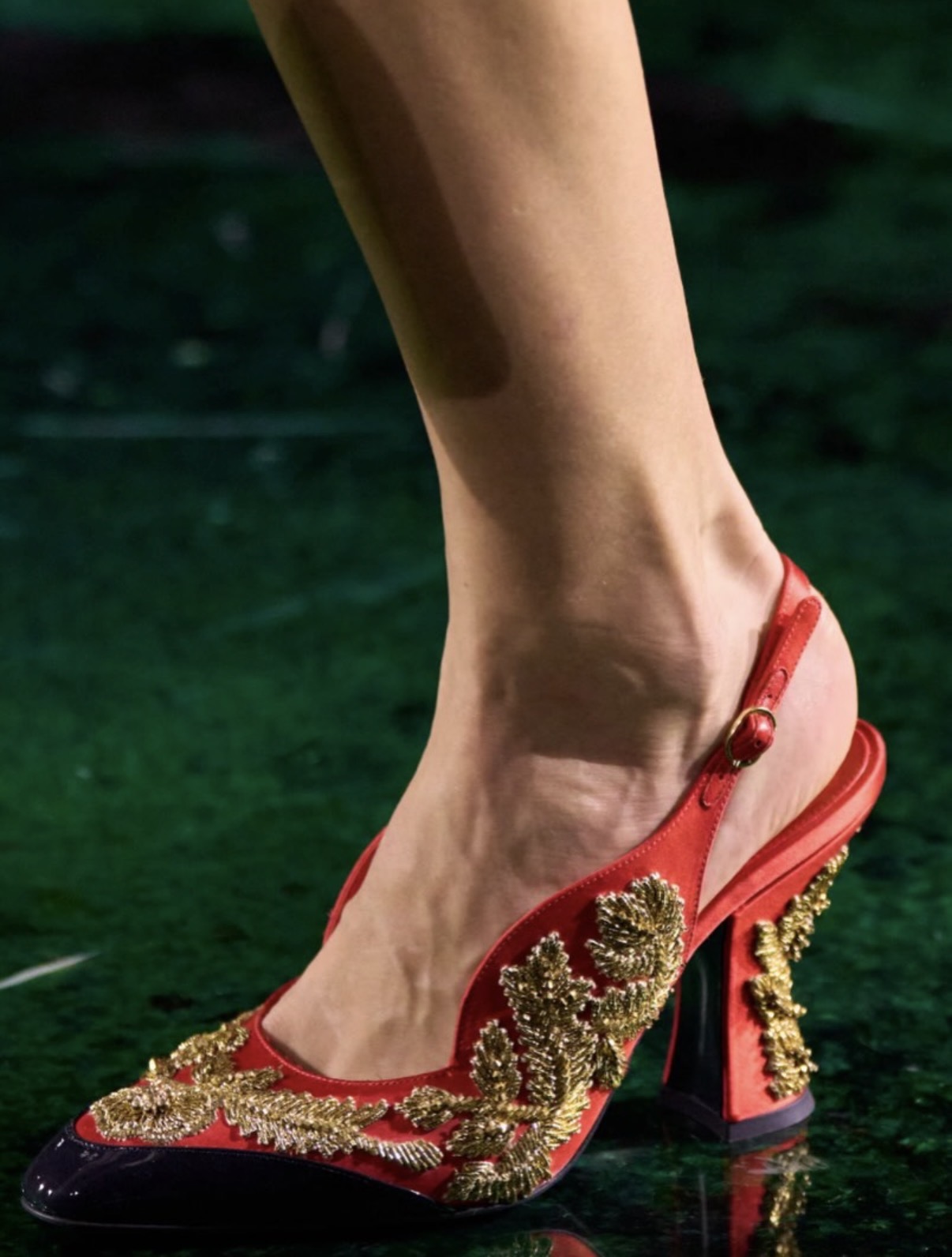 Bordados dorados en tacón rojo de Chanel