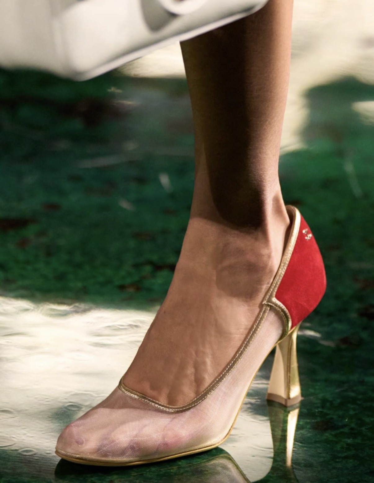 Malla semi transparente en tacón Chanel