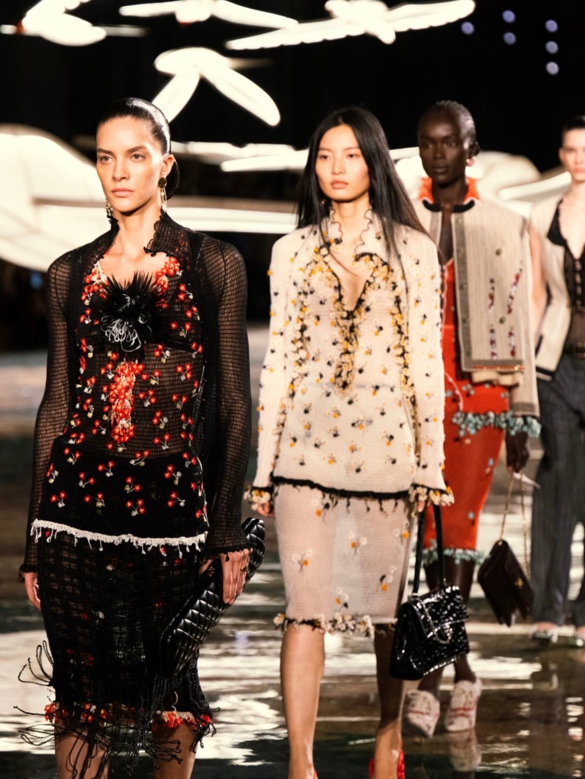 modelos caminando desfile de CHANEL en PARIS FASHION WEEK