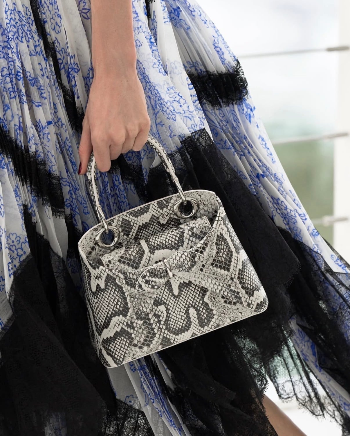 Bolso DIOR con piel de serpiente PARIS FASHION WEEK