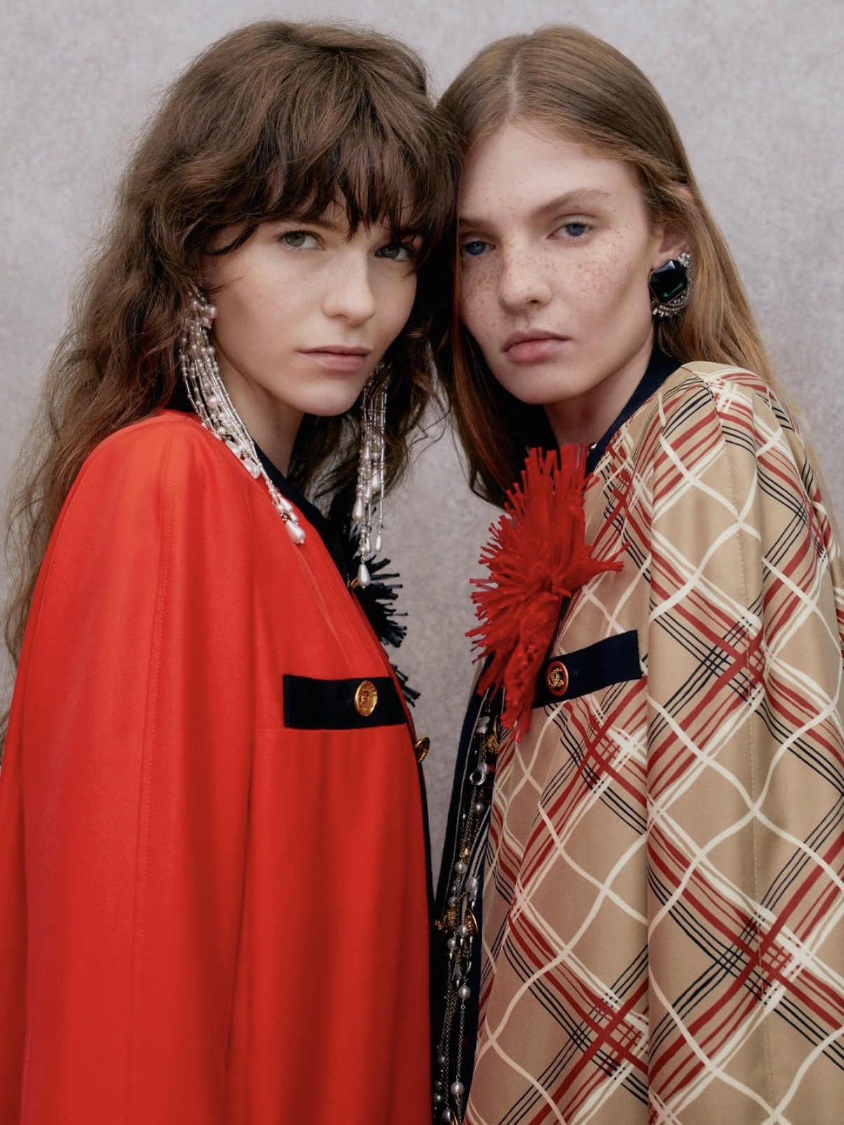 Dos modelos con maquillaje natural. Tendencias de belleza