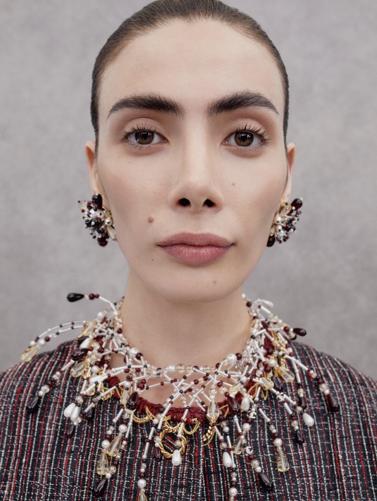 Mujer con maquillaje natural y collar con pedrería