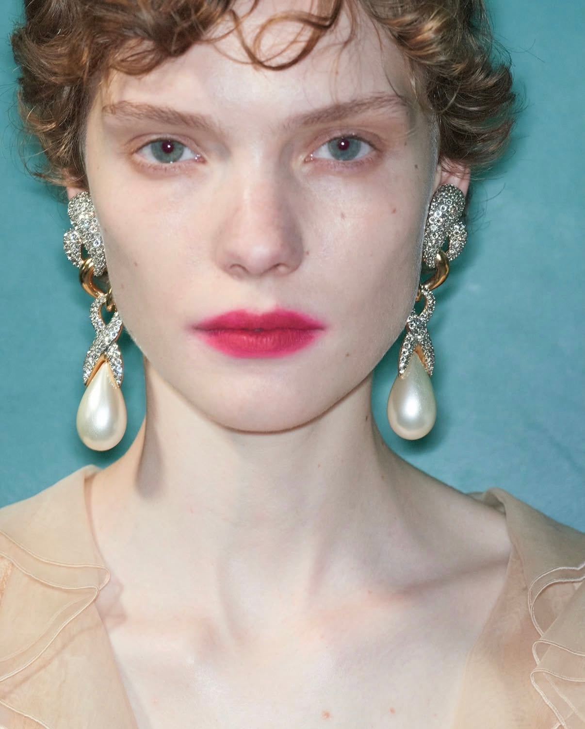 mujer con labios rosas difuminados tendencias de belleza