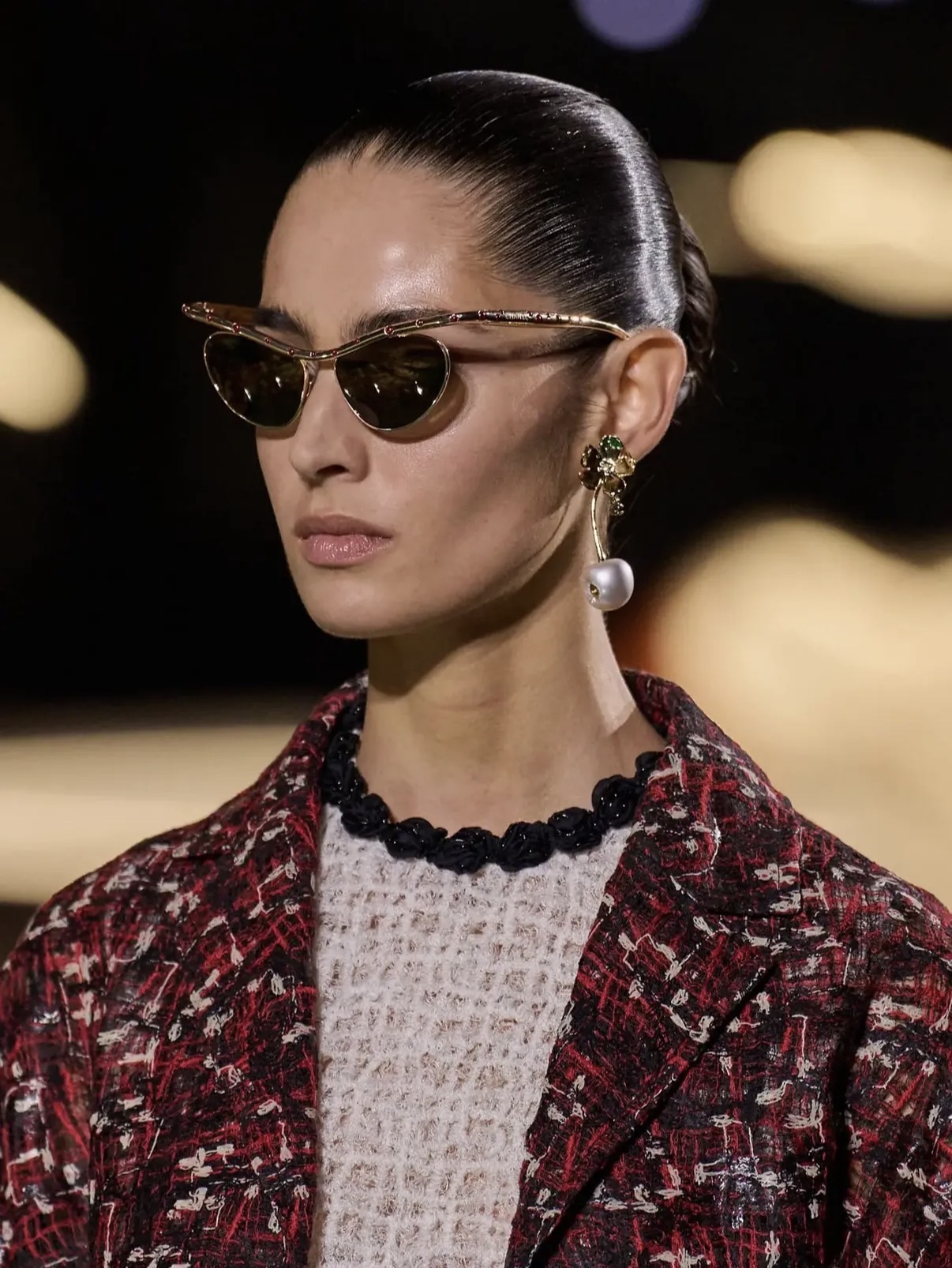 Modelo con lentes y chongo