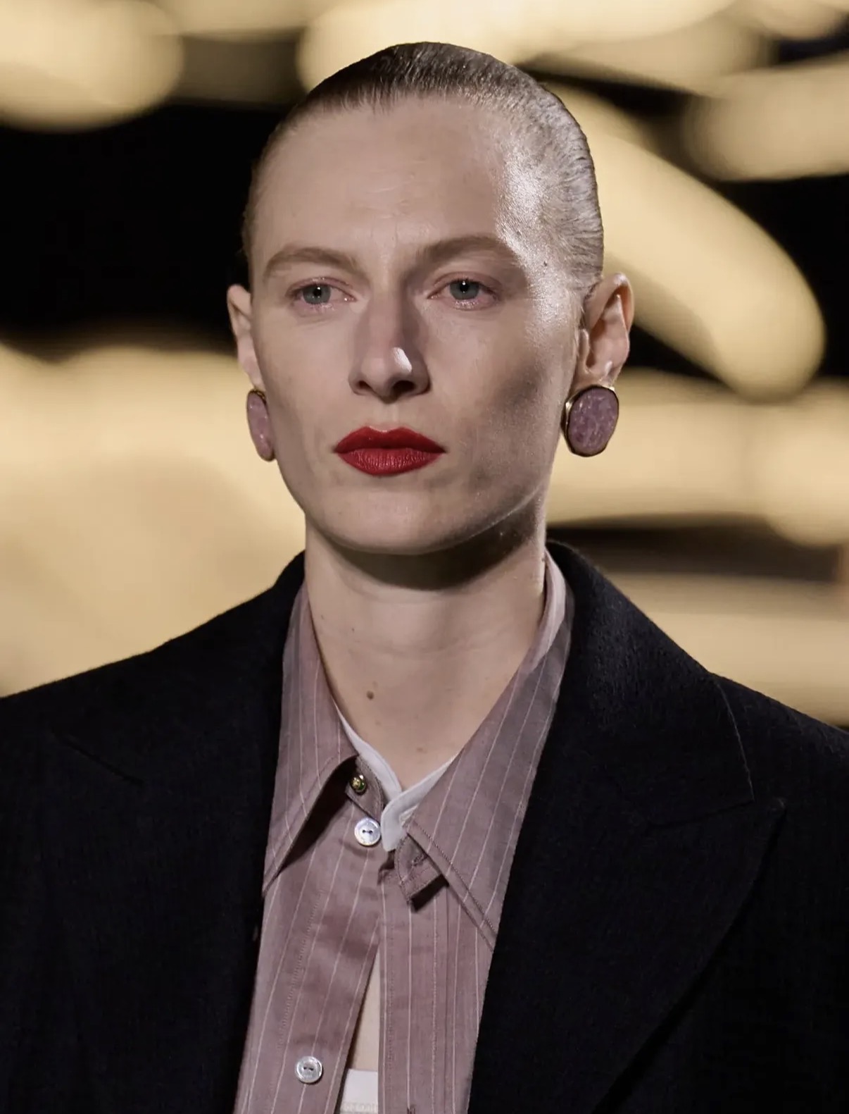 Modelo con peinado slick back y labios rojos