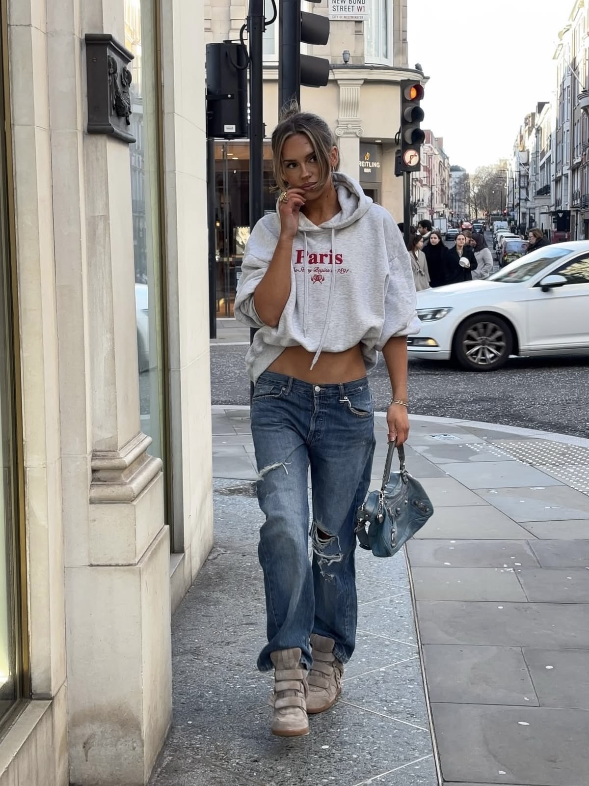 Jeans rotos con tenis bekett de Isabel Marant
