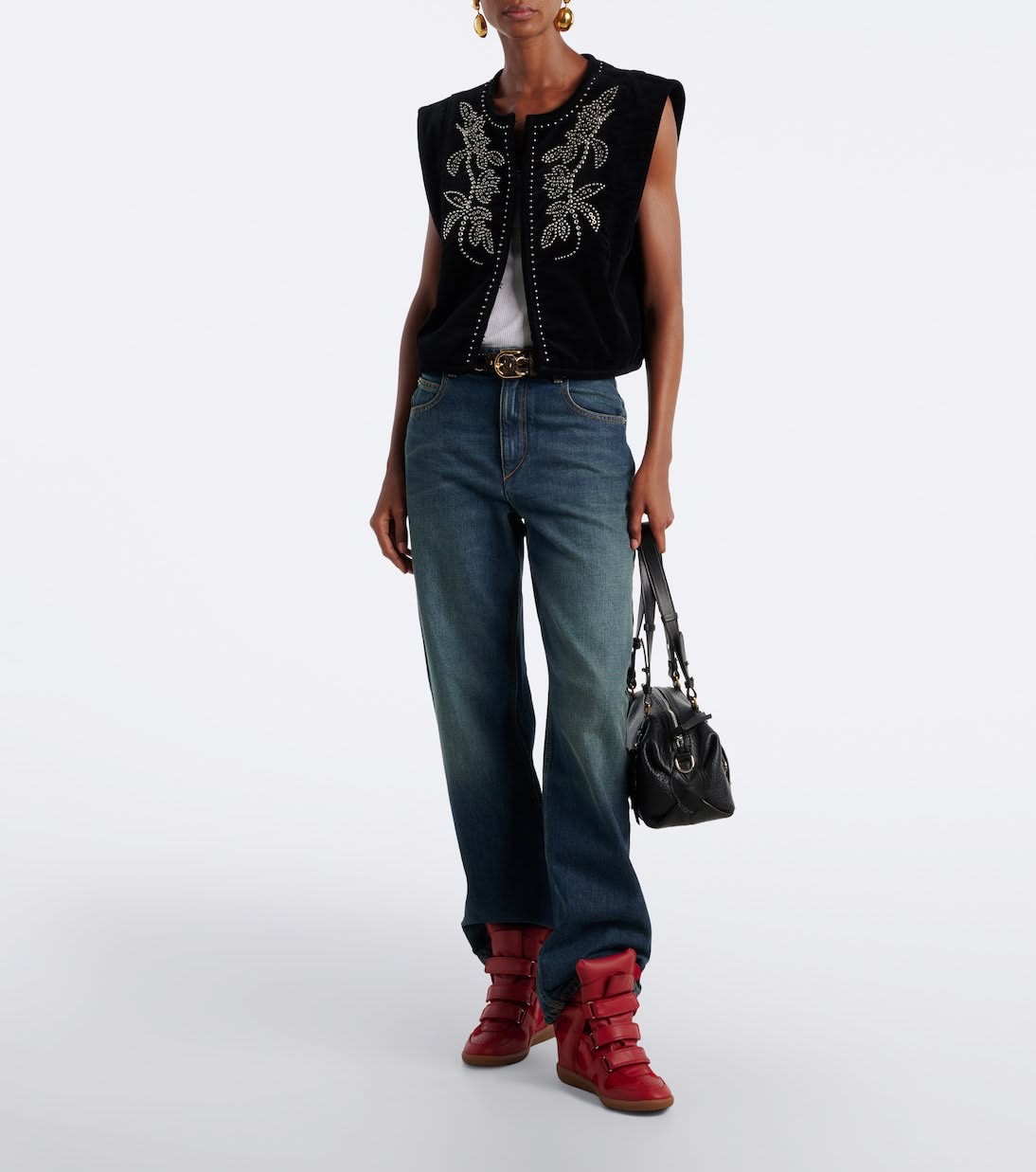 Jeans rectos con wedge sneakers y chaleco