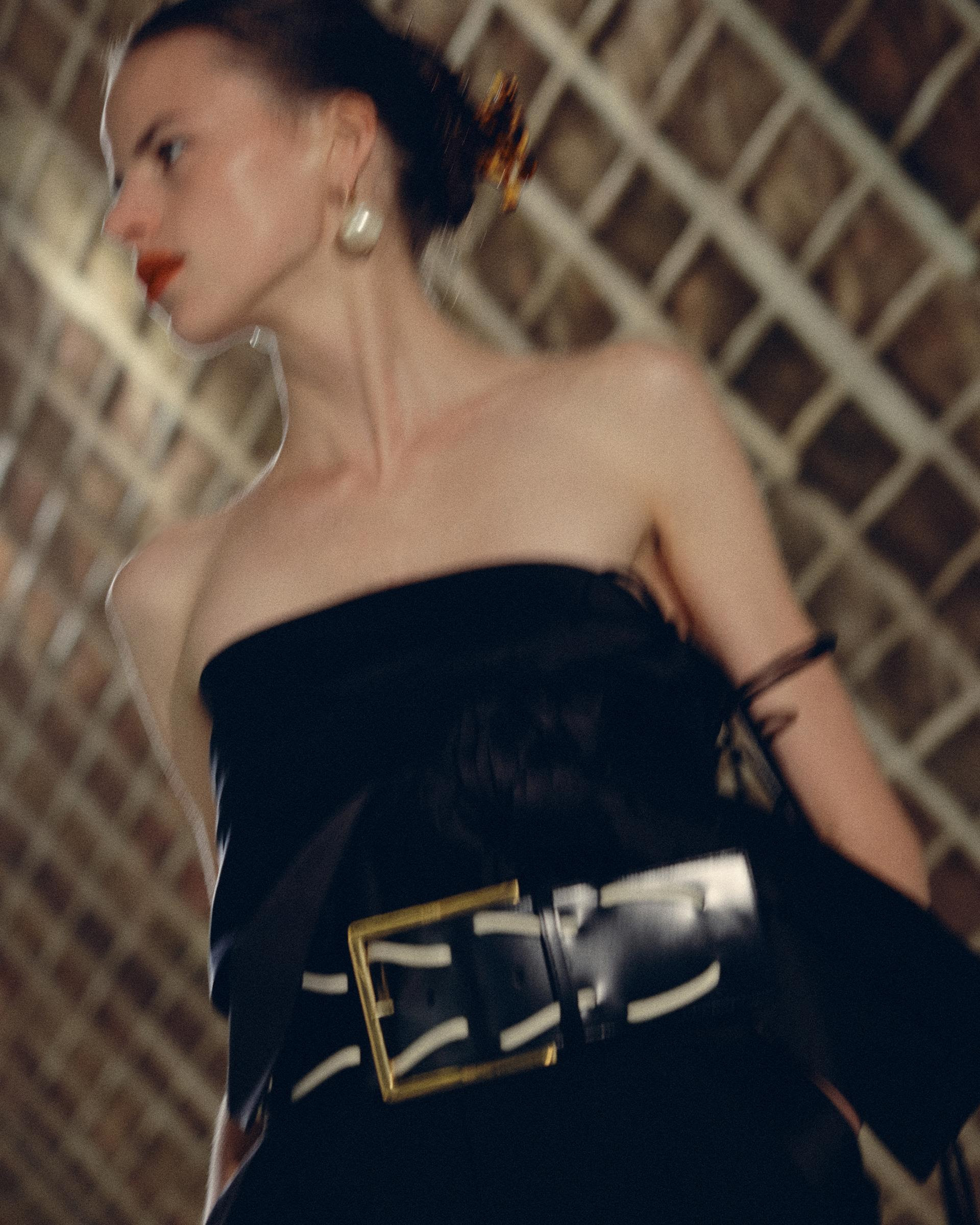 Modelo con top strapless negro y cinturón grande