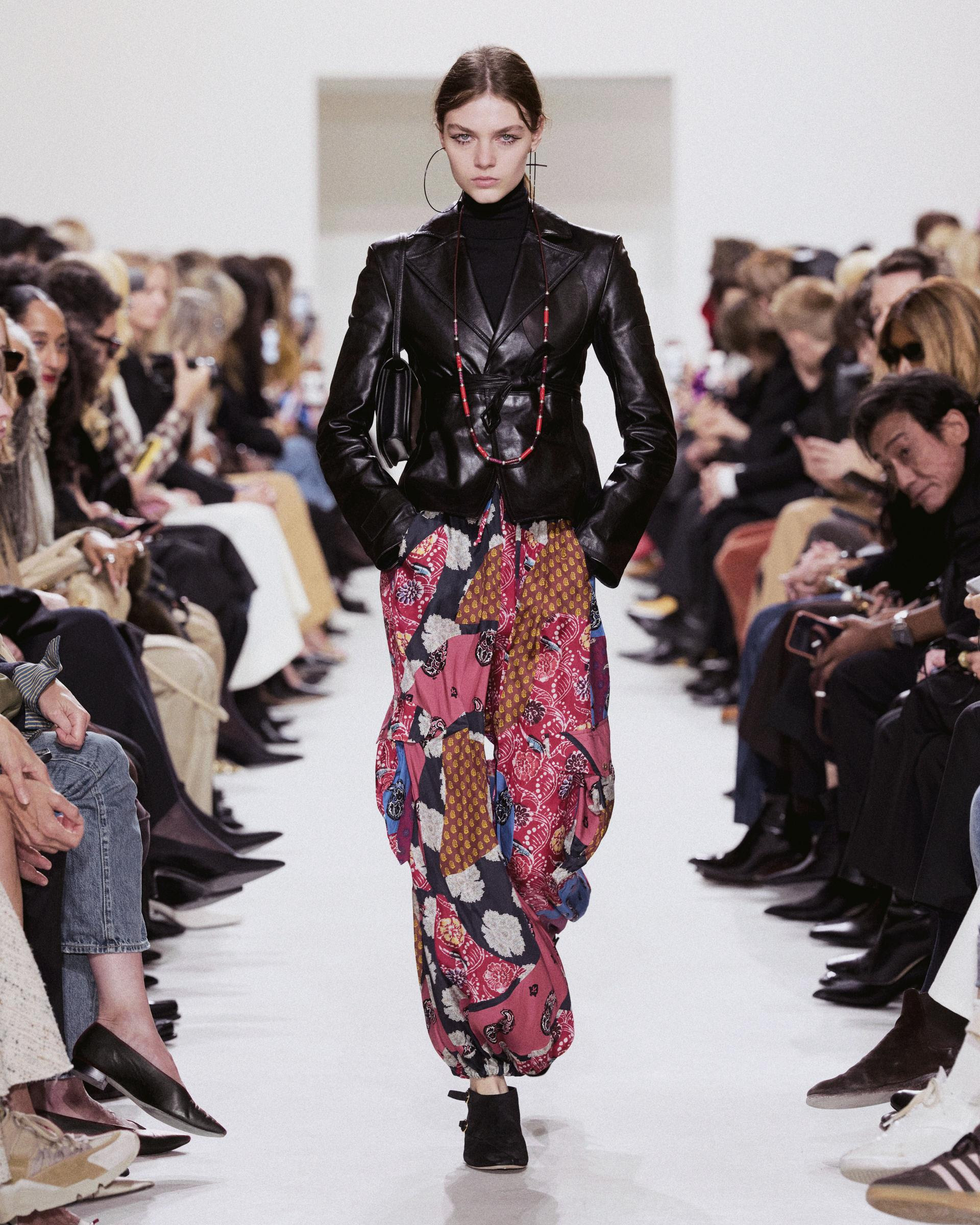 Modelo con pantalones estampados y chaqueta de cuerpo negra