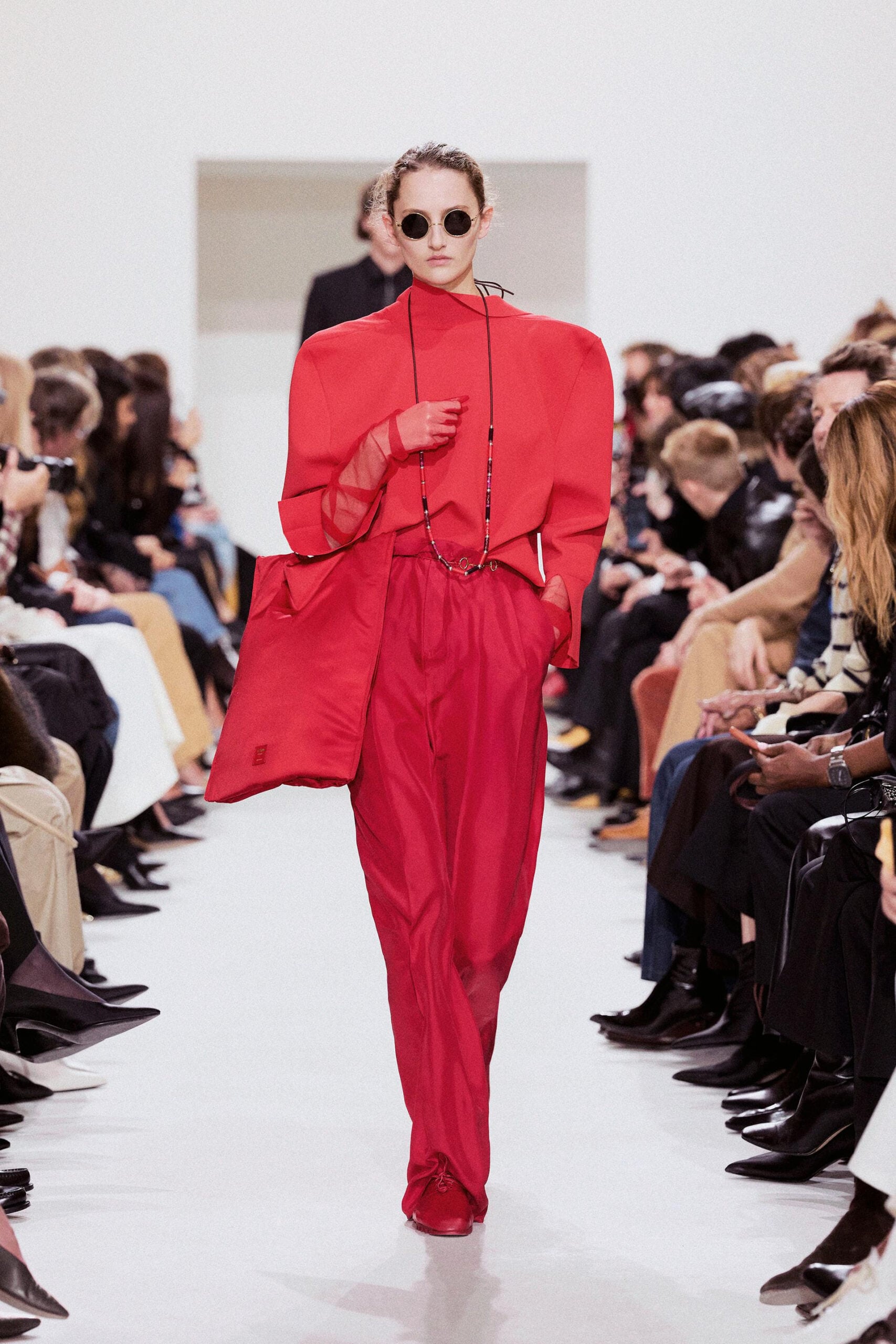 Modelo con lentes y total look rojo CELINE