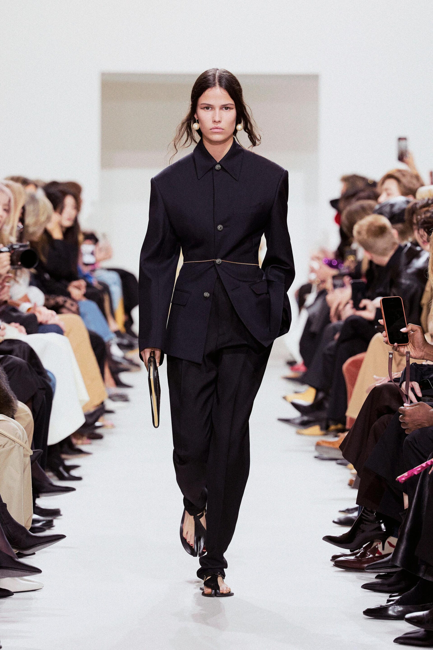 Modelo com Blazer y pantalón negro CELINE