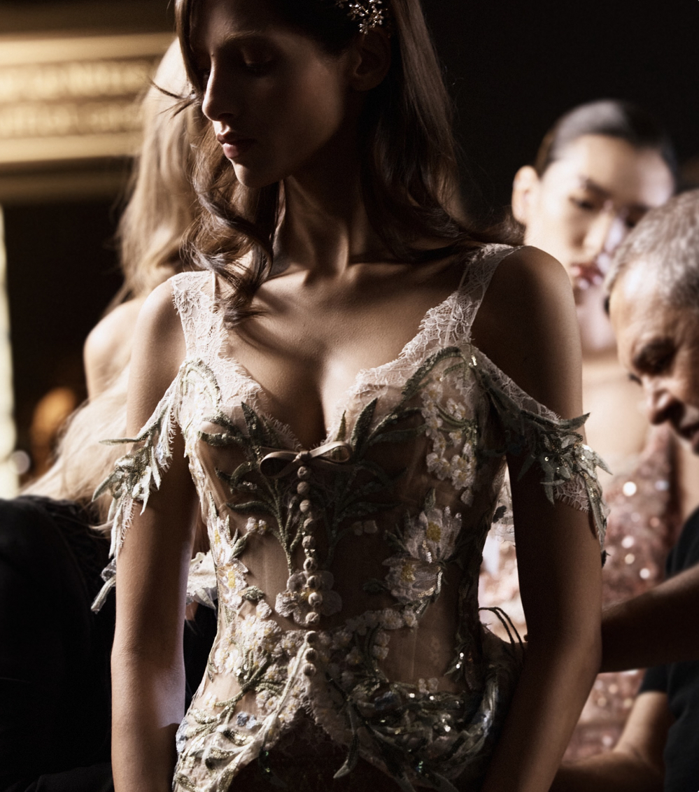 Modelo con corsé de encaje floral