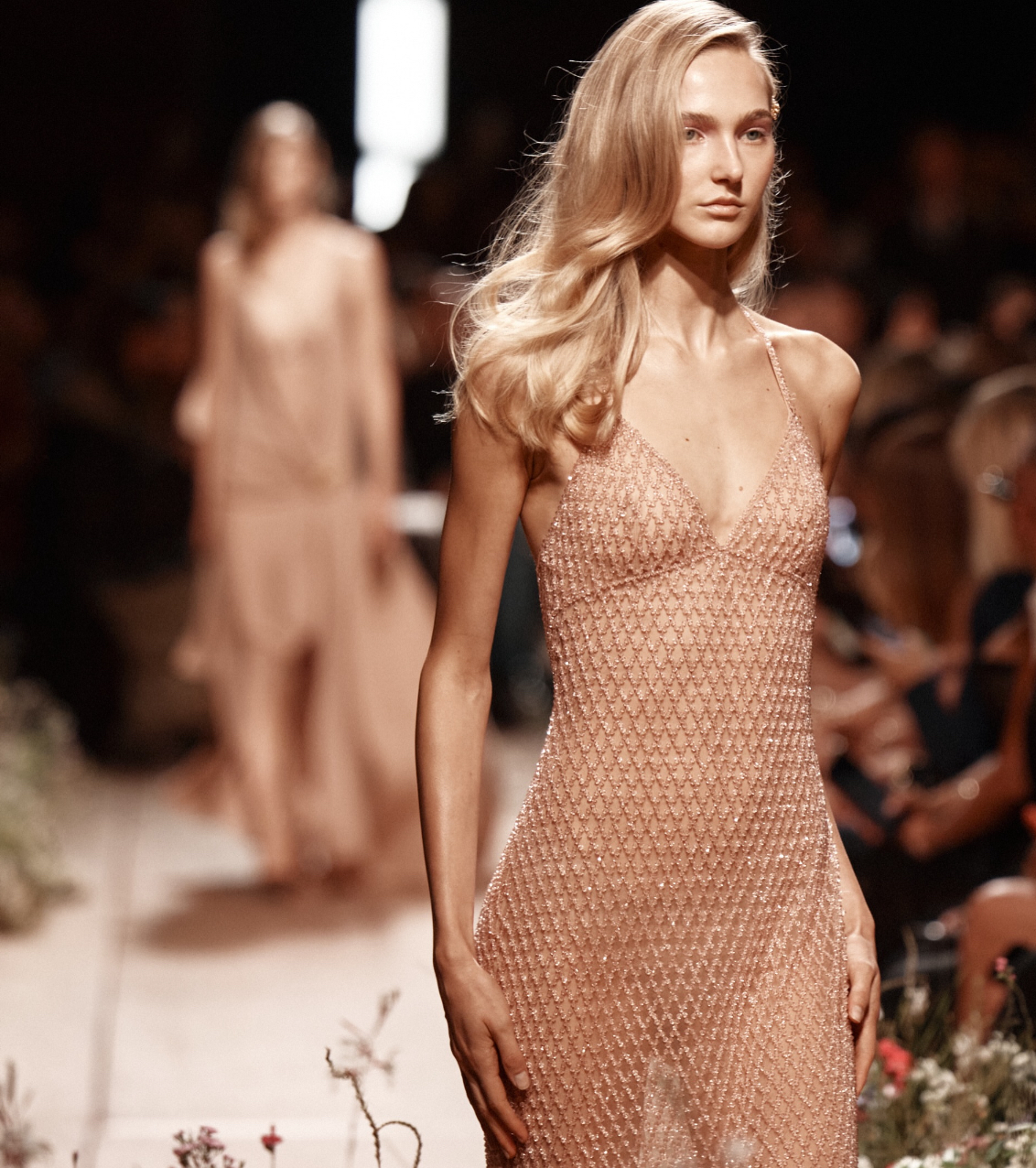 Modelo con vestido de pedrería color piel Elie Saab