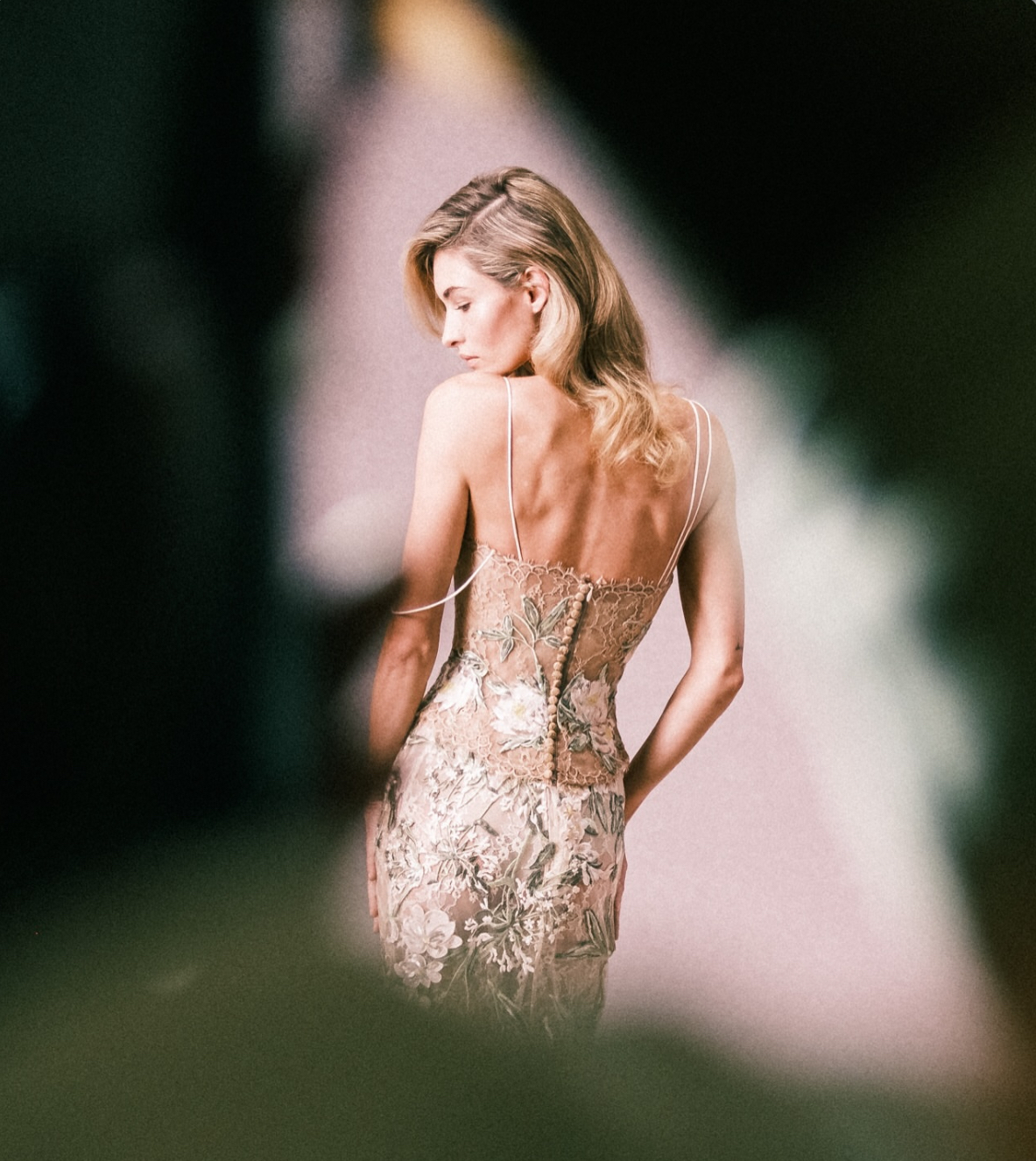 Modelo con vestido de encaje con flores Elie Saab