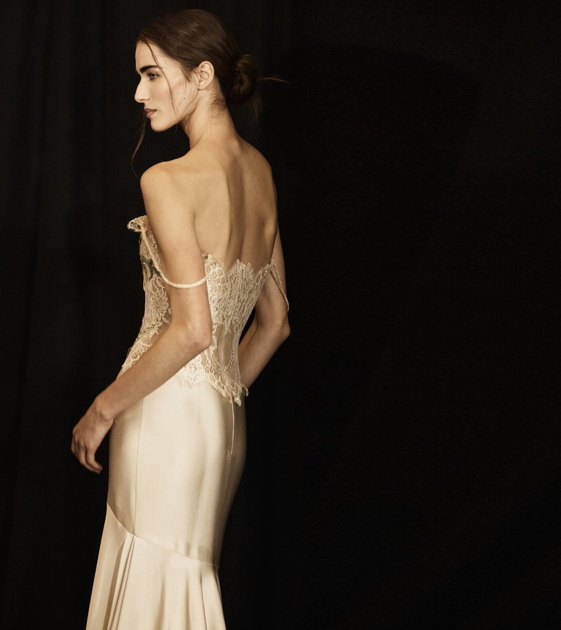 Modelo con vestido de seda y encaje Elie Saab