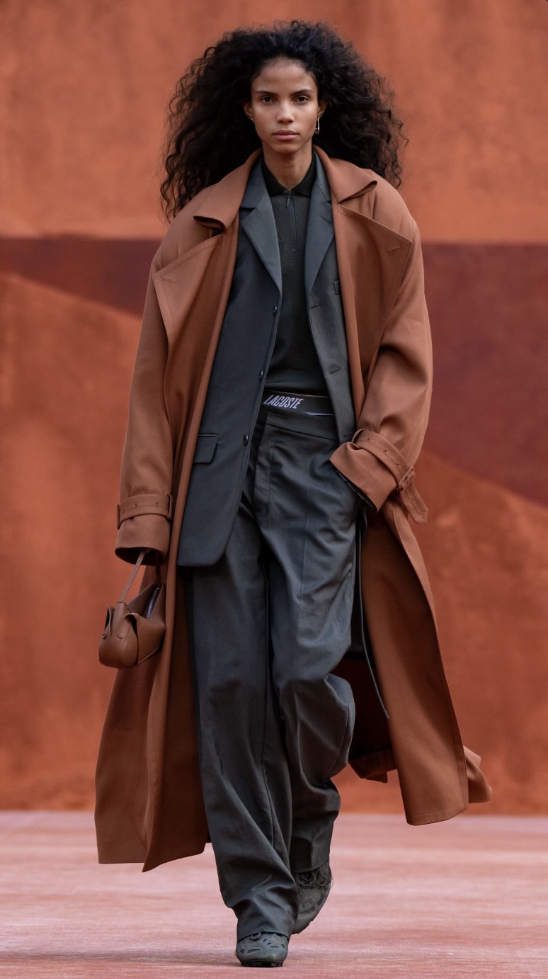 Modelo con gabardina, blazer y pants Lacoste