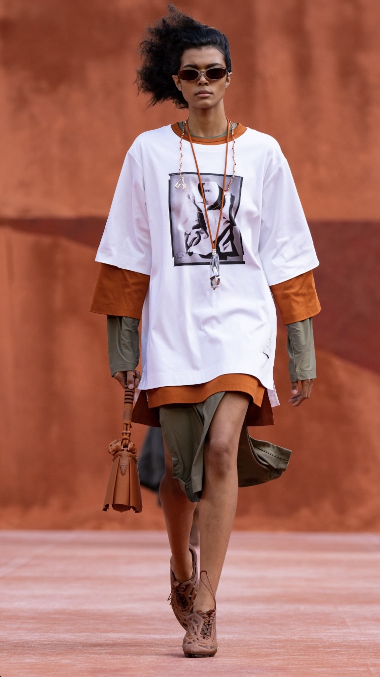 Modelo con playera oversized