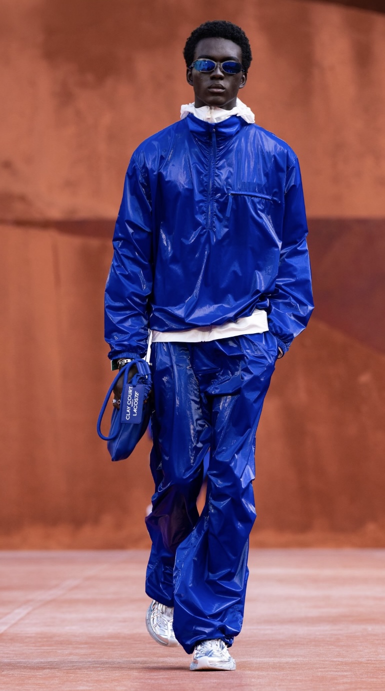 Modelo con set activewear azul cobalto desfile Lacoste