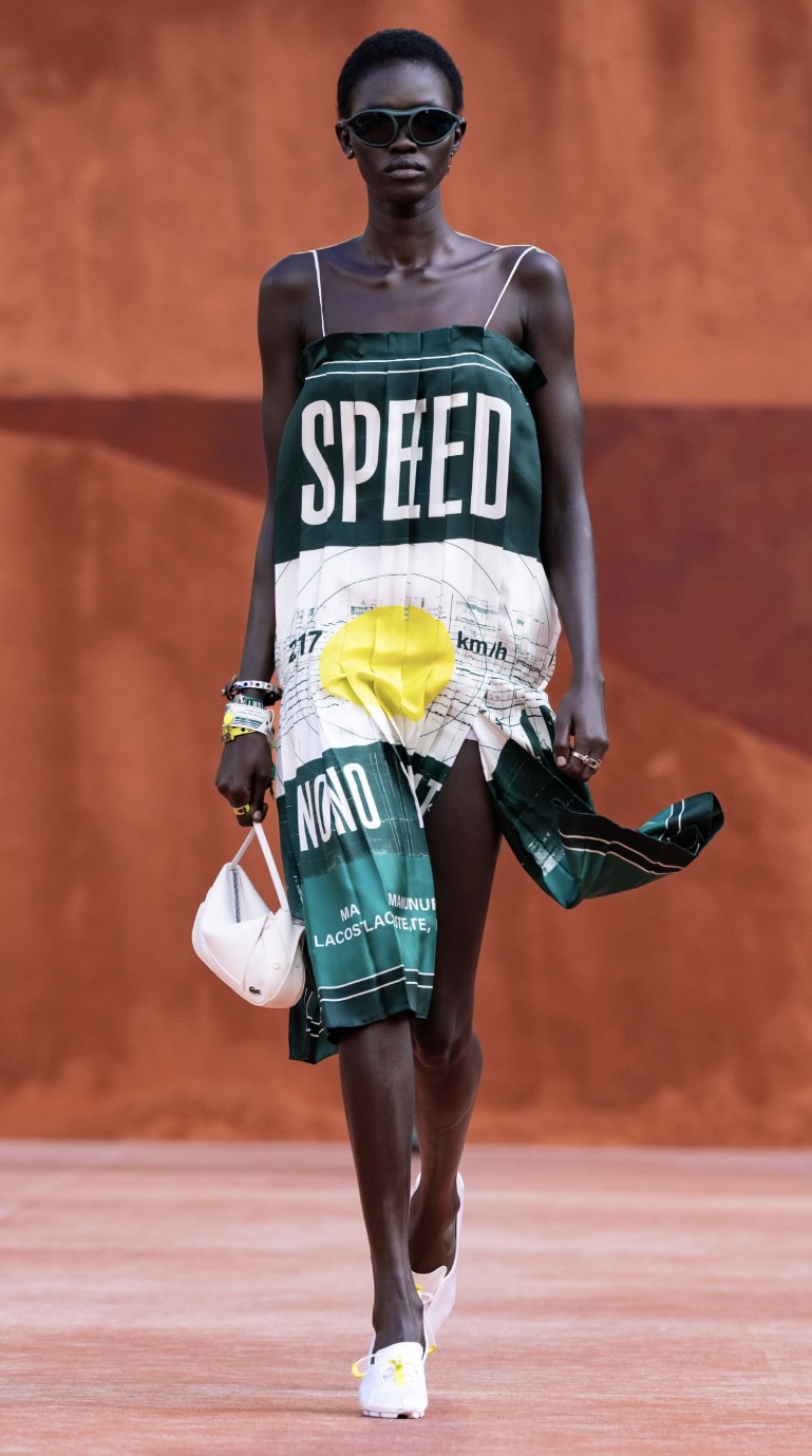 modelo con vestido verde estampado con la palabra speed