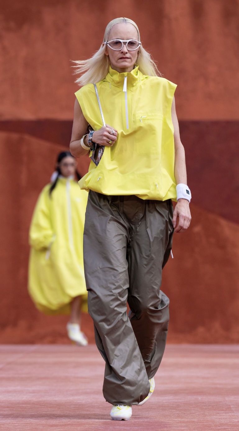 Modelo Chaleco amarillo con pants Lacoste