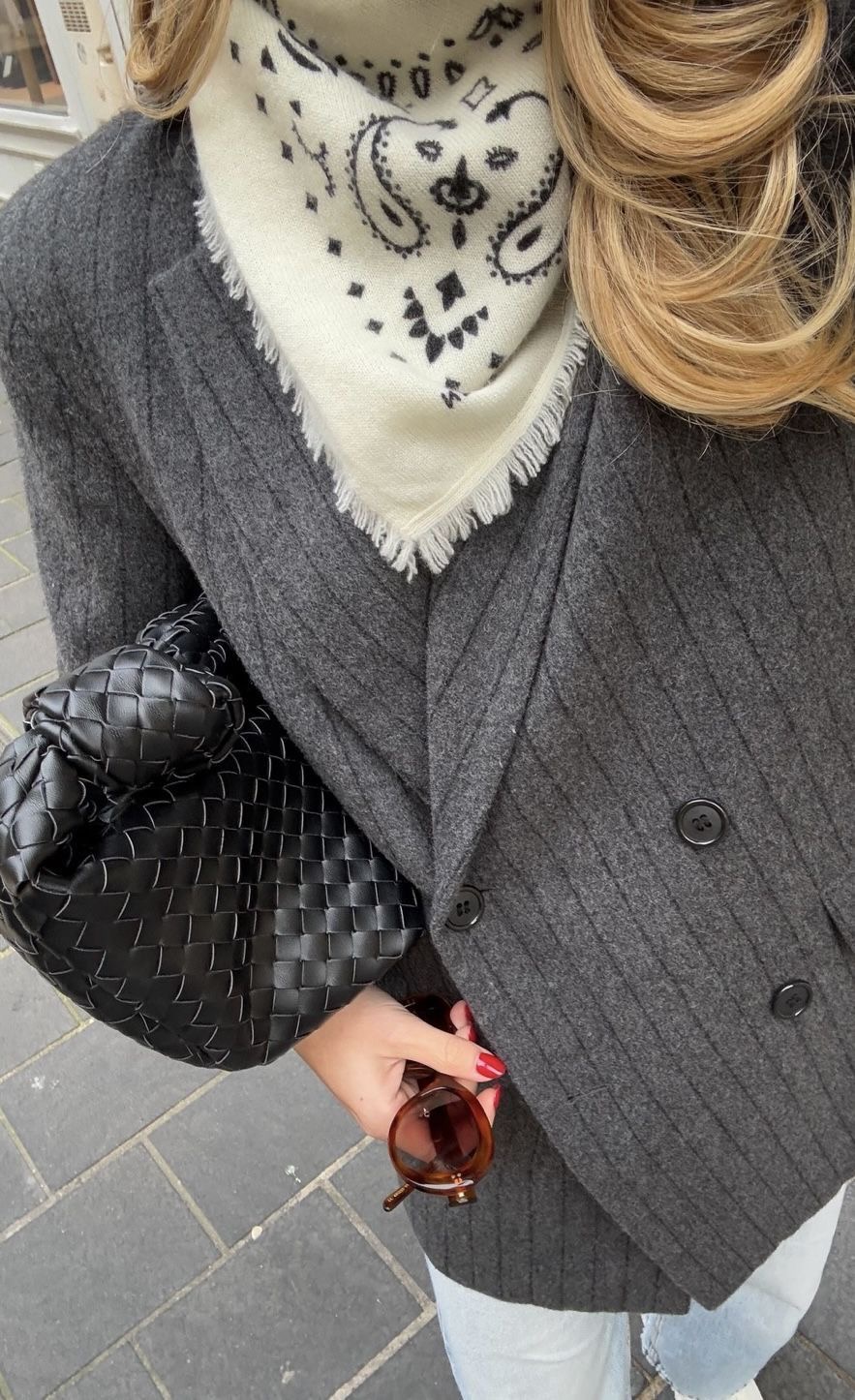 Bandana blanca con blazer gris de rayas