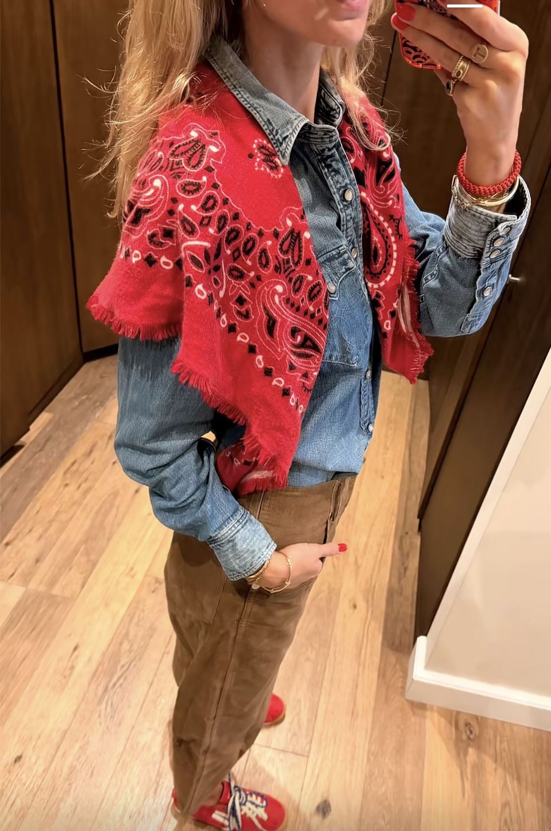 Camisa denim con bandana roja tendencias