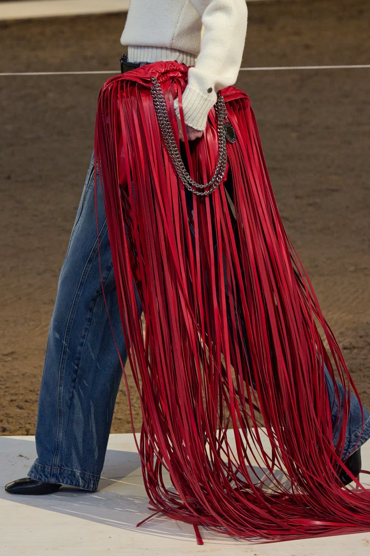 Bolso rojo con flecos