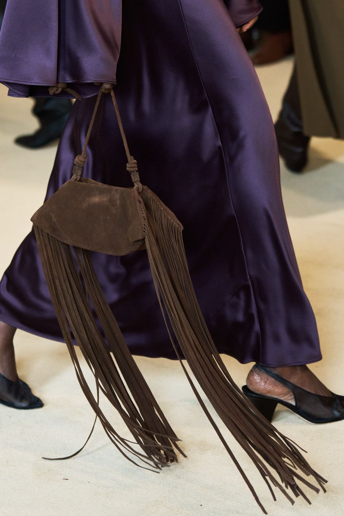 Bolso café de gamuza con flecos