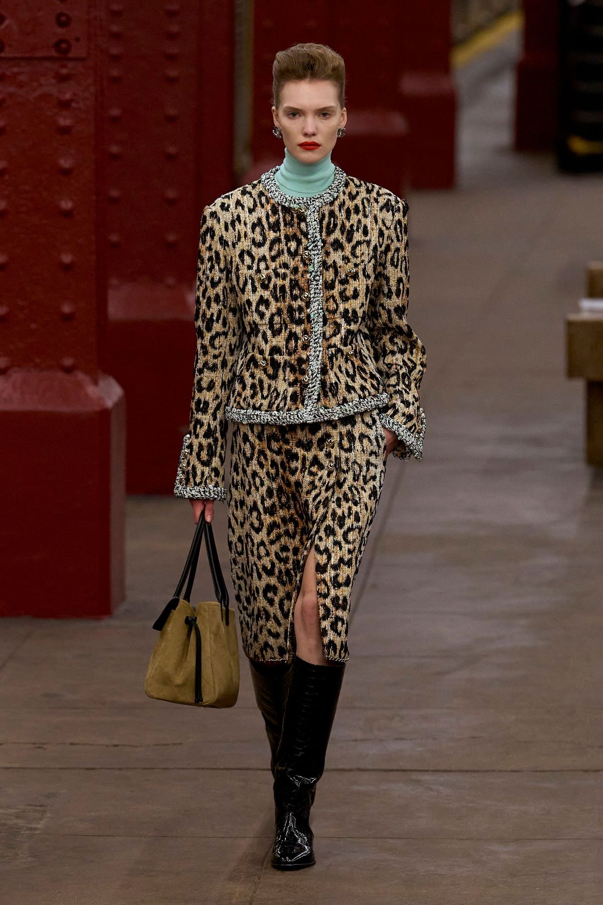 Modelo con saco y falda de leopardo Chanel