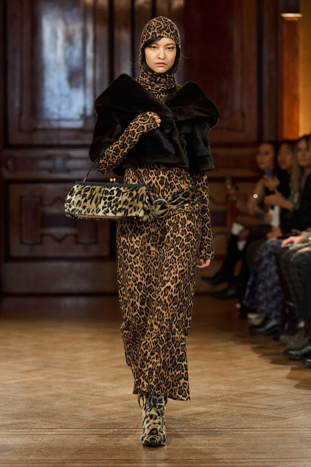 Modelo con vestido, bolso y botas de leopardo