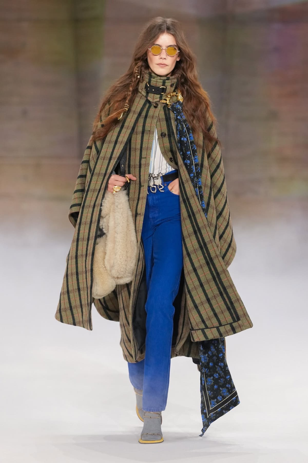Modelo con poncho de cuadros