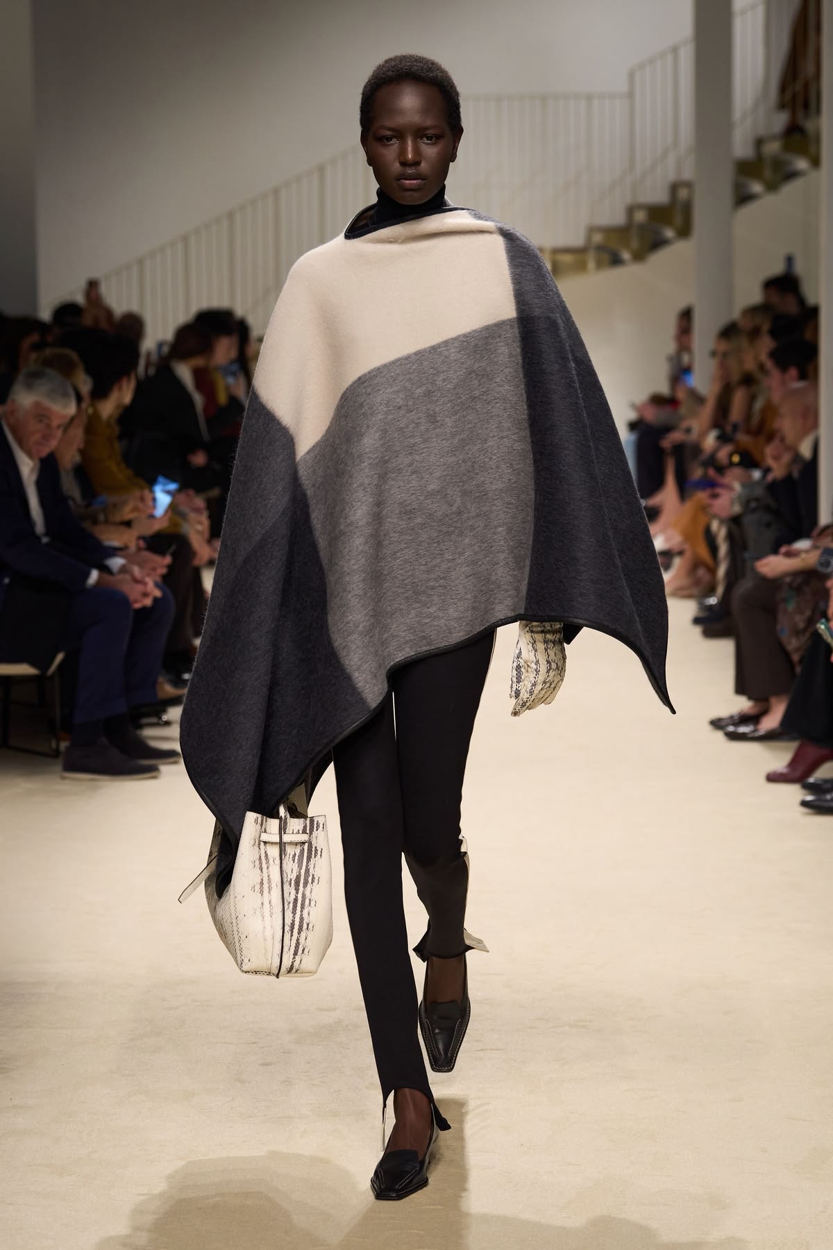 Modelo con capa azul con blanco y gris