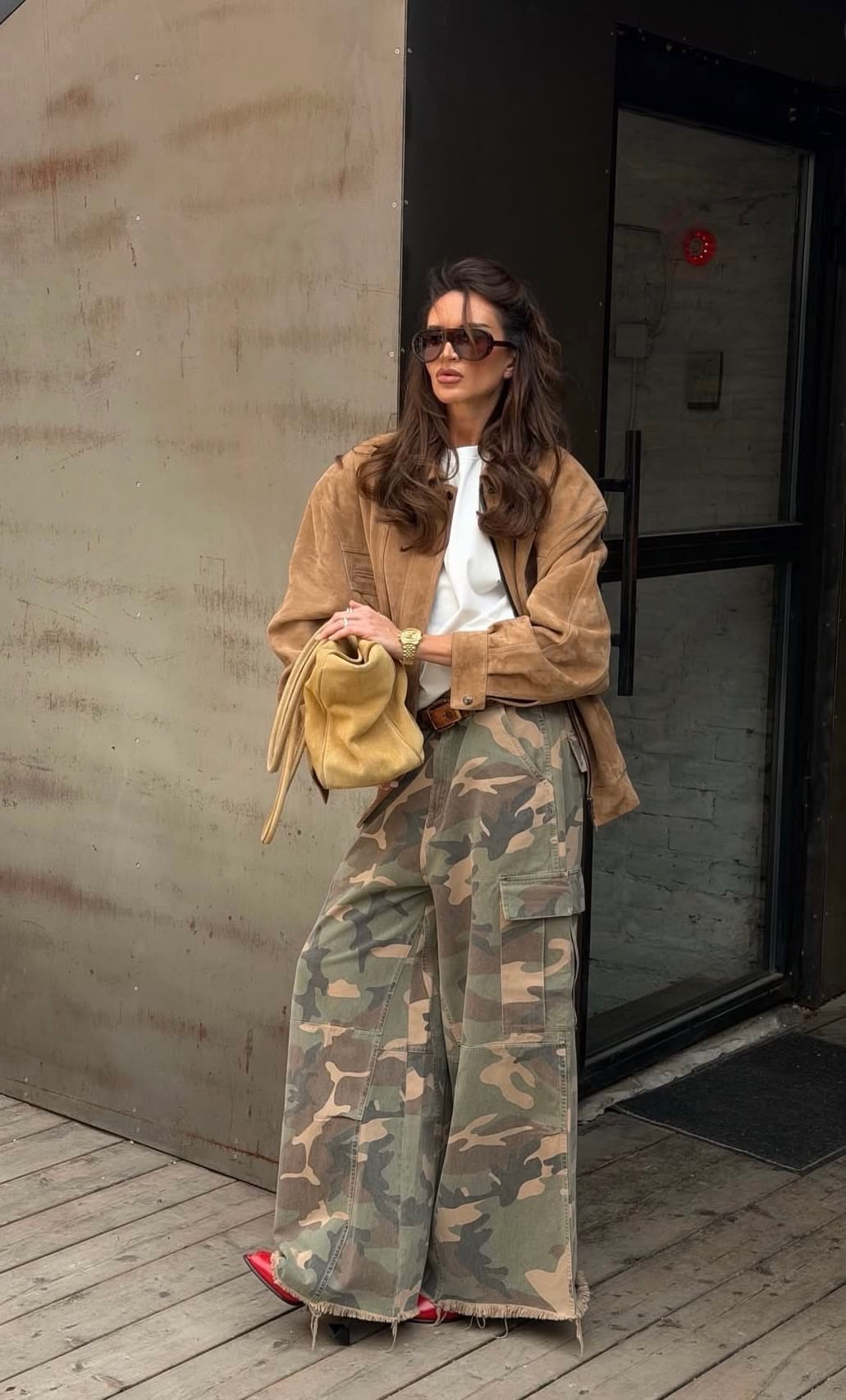 Mujer con patantalones cargo militares y chamarra de suede
