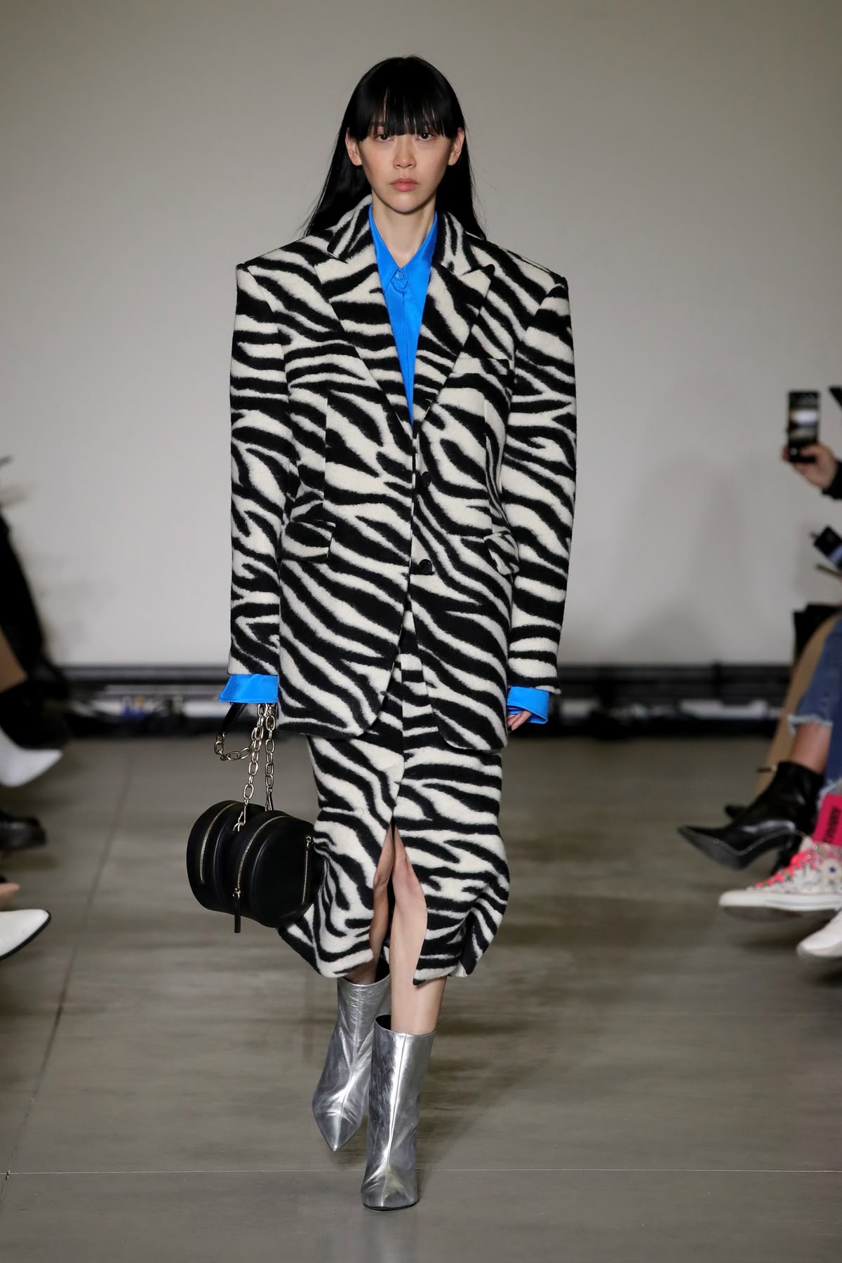 Modelo con falda y abrigo con estampado de zebra tendencias