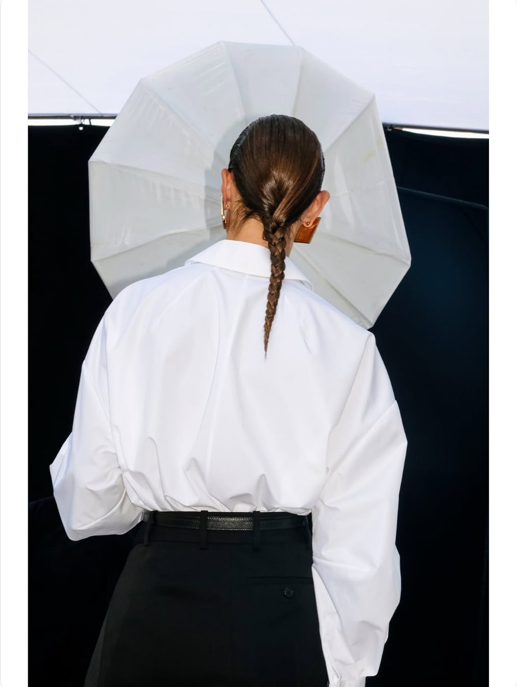 mujer de espaldas con trenza tendencias de belleza