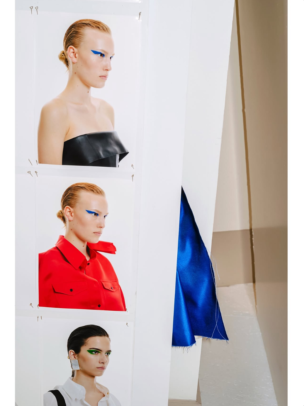 Foto de tres modelos con delineado de colores tendencias de belleza