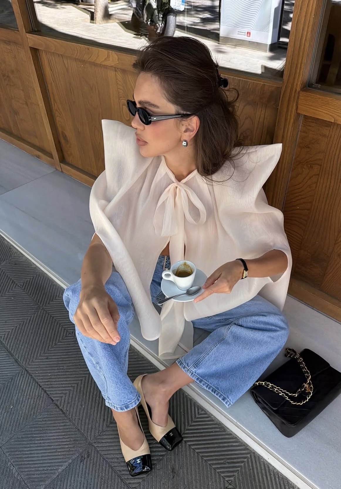 Mujer sentada con tacones Chanel