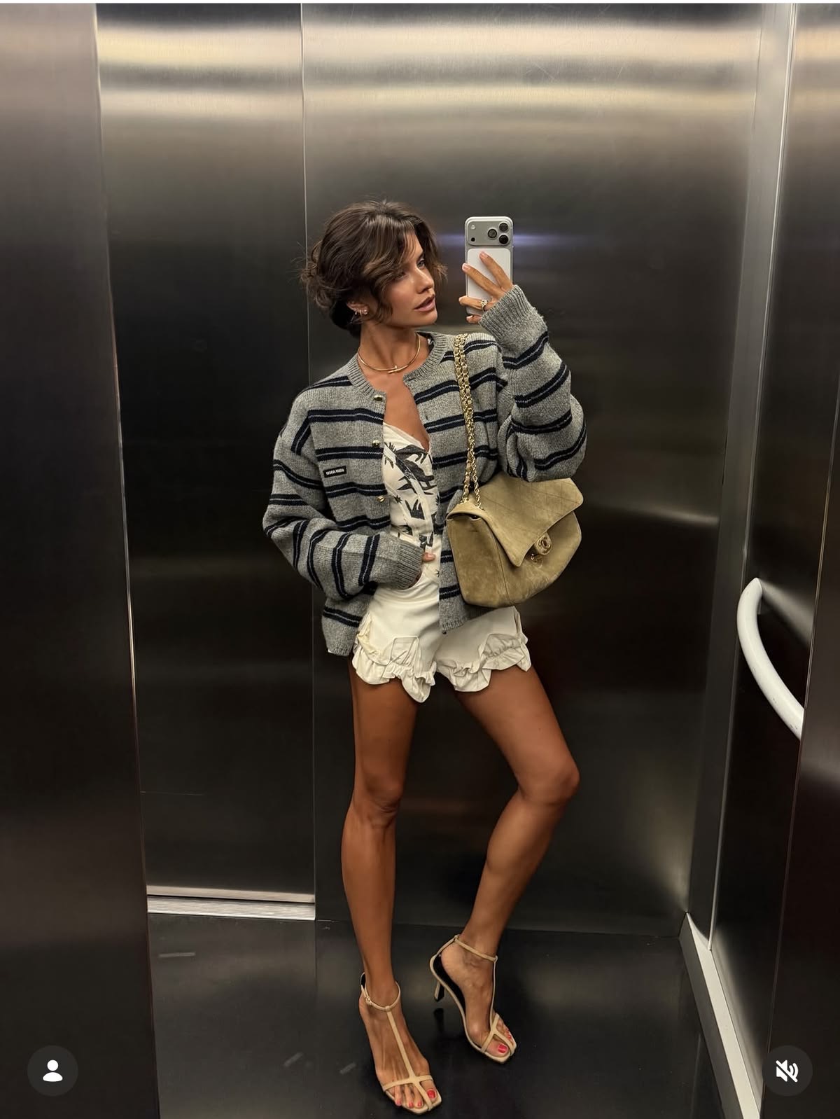 Mujer con sandalias de tacón cuadrados