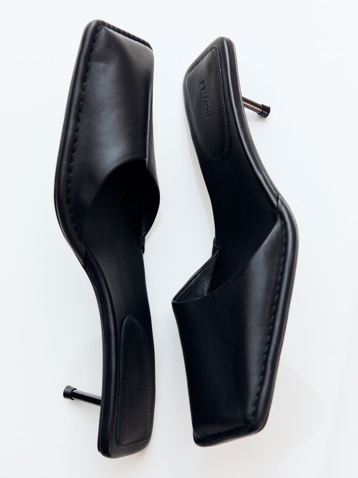 Sandalias negras de tacón con punta cuadrada